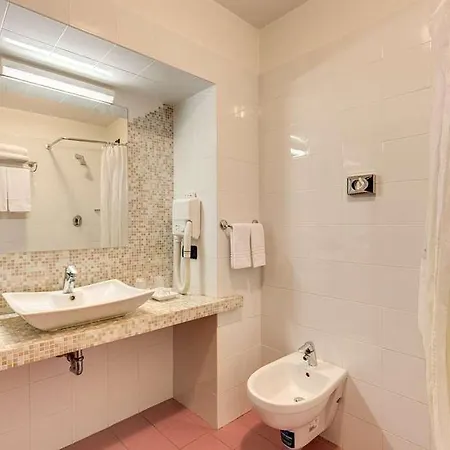 Versailles Hotel *