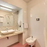 Versailles Hotel *
