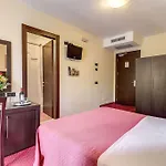 Hotel Versailles *