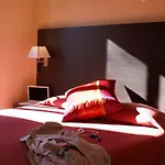 Versailles Hotel *