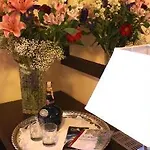 Hotel Versailles *