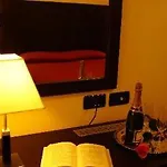 Hotel Versailles *