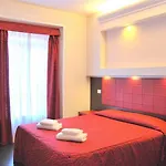 Hotel Versailles *