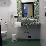 Versailles Hotel *